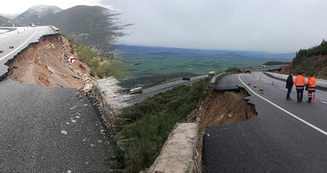 Yolun uçurum bölümü yoğun yağışla çöktü