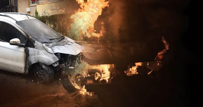 Gaziantep'te gazetecinin otomobilin kundaklanması kamerada