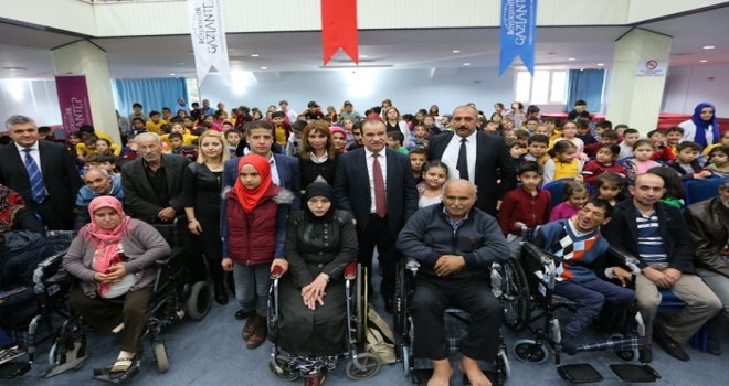 Okul harçlıkları ile engellilere tekerlekli sandalye aldılar