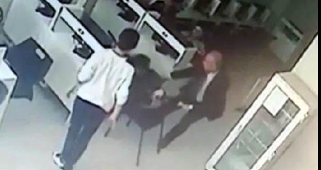 Okuldan kaçan oğlunu, internet kafede dövdü