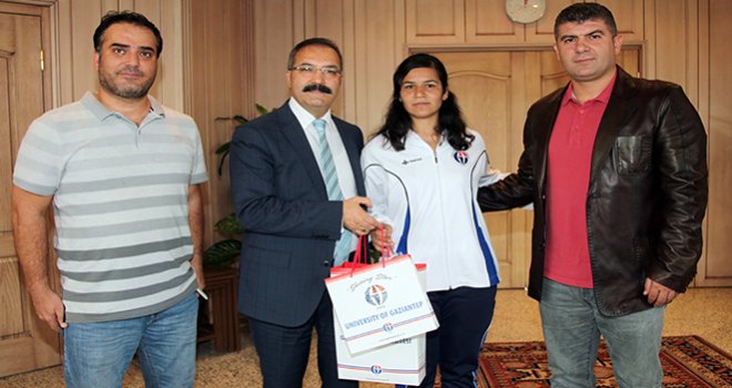 Olimpiyat Şampiyonundan Rektör Gür’e ziyaret