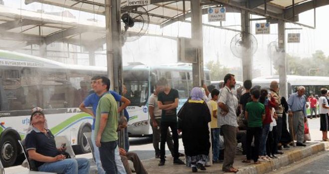 Otobüs Duraklarında Su Püskürten Serinlik