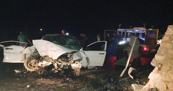 Otomobil duvara çarptı