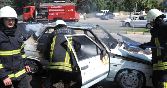 OTOMOBİL, TRAFİKTE BİR ANDA ALEV ALDI