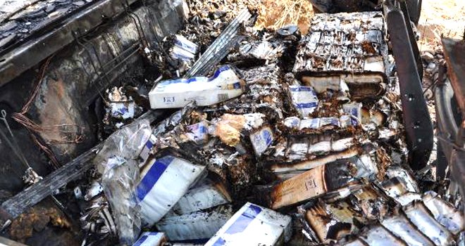 OTOMOBİL YANINCA KAÇAKÇILIK ORTAYA ÇIKTI