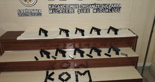 Otomobilde ruhsatsız 10 tabanca ele geçirildi