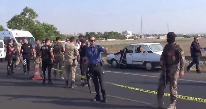 Otomobile silahlı çapraz saldırı: 3 ölü