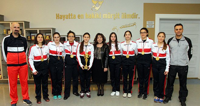 Özel Sanko Okulları şampiyonluğu kimseye bırakmıyor