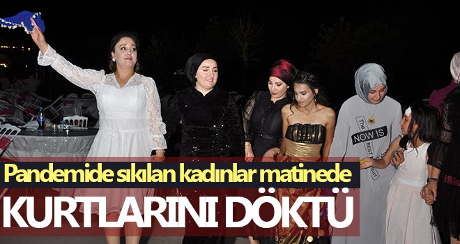 Pandemide sıkılan kadınlar matinede kurtlarını döktü
