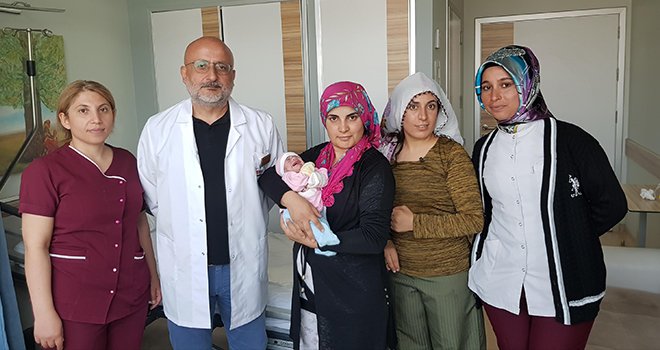 Parmak bebek Anka’da hayata tutundu