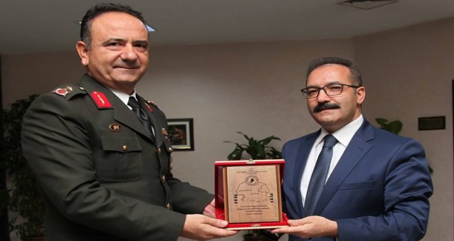 Paşa'dan Rektör Gür’e teşekkür plaketi