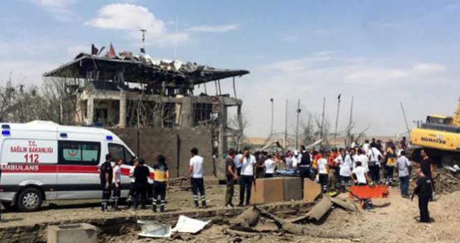 PKK Diyarbakır'da Bölge Trafik binasına bombalı araçla saldırdı: 3 şehit