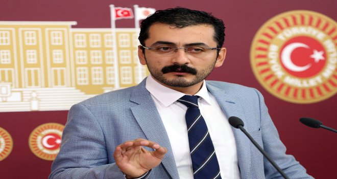 Polis CHP'li Eren Erdem'i havaalanında alıkoydu