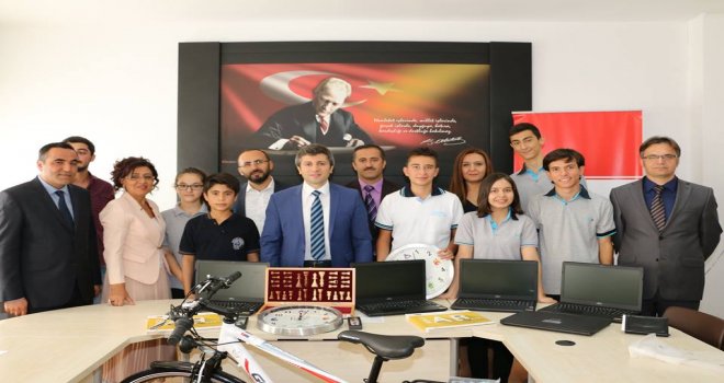 PROJE YARIŞMASINDA DERECEYE GİRENLER ÖDÜLLERİNİ ALDI