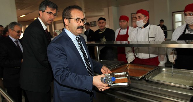 Rektör Gür öğrencilerle Çanakkale menüsü yedi