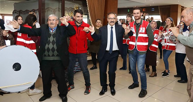 Rektör Gür yaşlılarla halay çekti