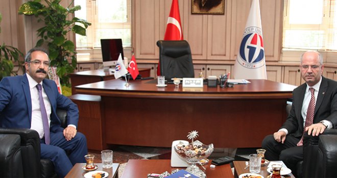 Rektör Prof. Dr. Gür tebrikleri kabul ediyor