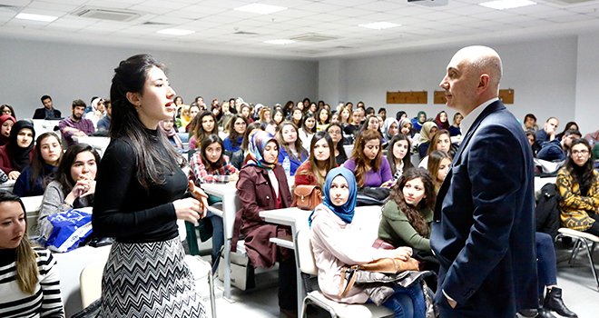 Rektör Yılmaz tüm öğrencileriyle birebir iletişim kuruyor