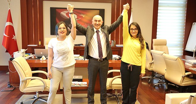 Rektör Yılmaz Türkiye Şampiyonlarını kutladı
