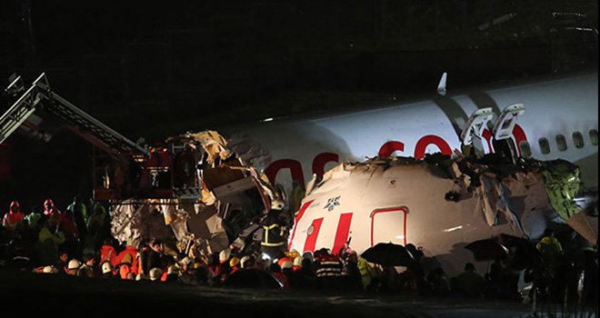 Havalimanı'nda uçak üçe ayrıldı: Gaziantep dahil uçuşlar iptal