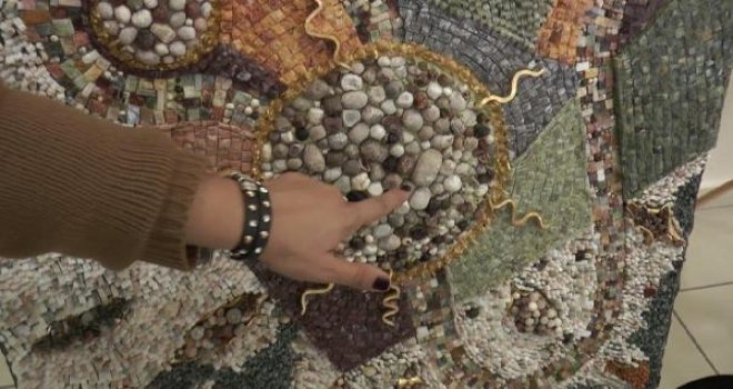 Safra kesesi ve böbrek taşlarından mozaik yaptı