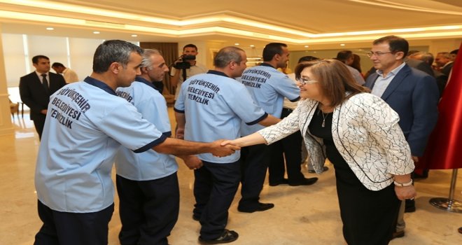 Şahin, belediye personeli ile bayramlaştı