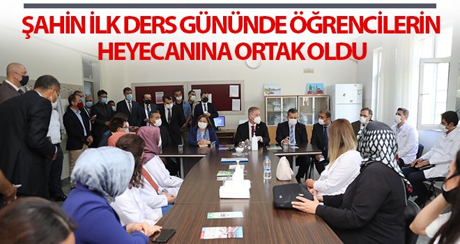 Şahin ilk ders gününde öğrencilerin heyecanına ortak oldu