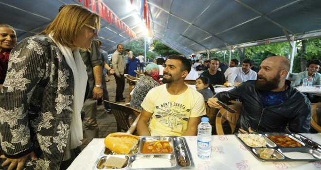 Şahin, ilk iftarını üniversite öğrencileriyle yaptı
