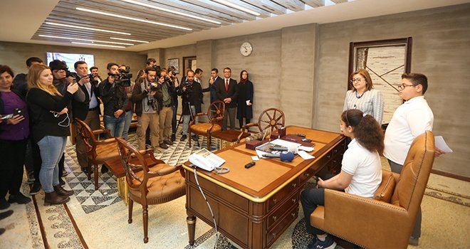 Şahin makamını çocuklara bıraktı