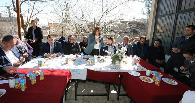 Şahin, Osmanlı Mahallesi sakinleriyle bir arada