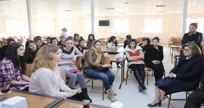 ŞAHİN, ÜNİVERSİTE ÖĞRENCİLERİNİ RAHATLATTI