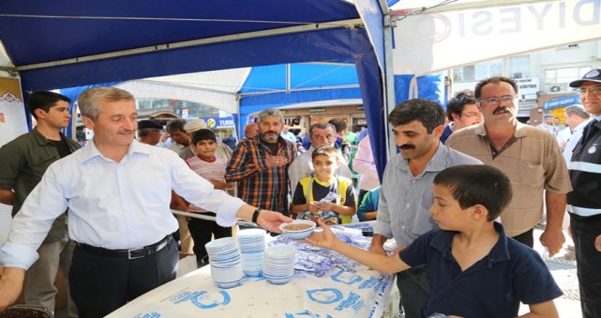 ŞAHİNBEY 250 BİN KİŞİYE AŞURE DAĞITTI