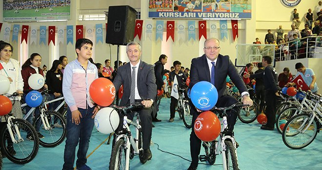 Şahinbey'den 675 öğrenciye bisiklet hediye edildi.