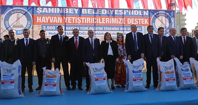 Şahinbey'den hayvan yetiştiricilerine yem desteği
