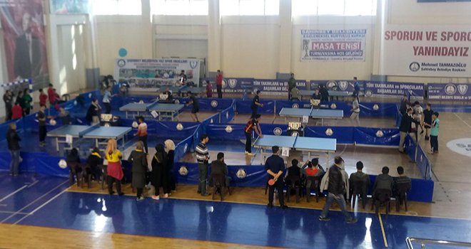 Şahinbeyliler raketlerini kurtuluş kupası için salladı 