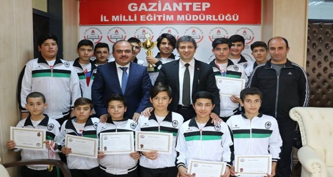 Şampiyon öğrencilerden Milli Eğitim Müdürü'ne ziyaret