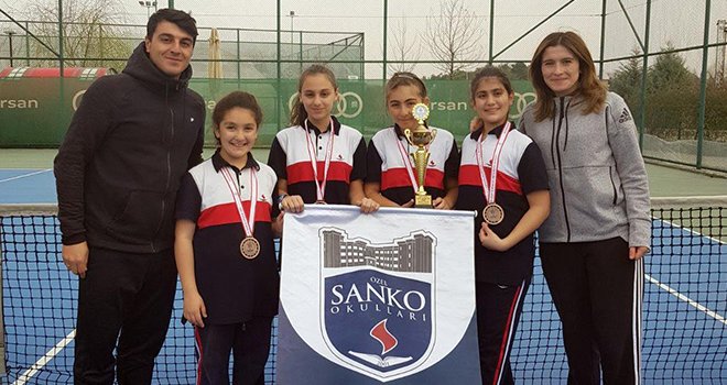 SANKO Okulları Küçük Kız Tenis Takımı il üçüncüsü