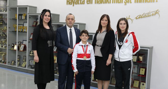 Sanko okulları öğrencisi Efe teniste birinci oldu