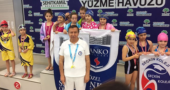 Sanko okullarının minik yüzücülerinden bir başarı daha