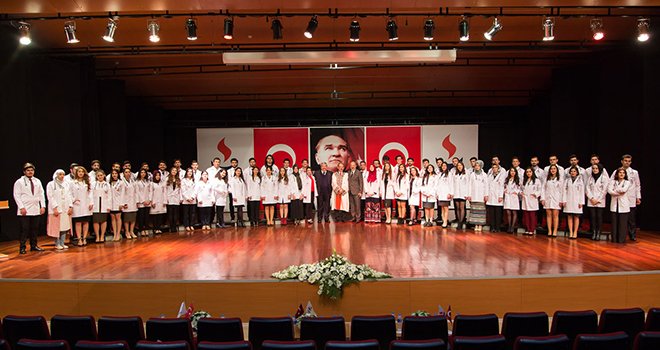 Sanko Üniversitesi Tıp Fakültesi öğrencileri beyaz önlük giydi