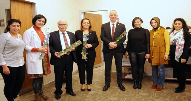 Sanko Üniversitesi’nde öğretim üyelerine karanfil