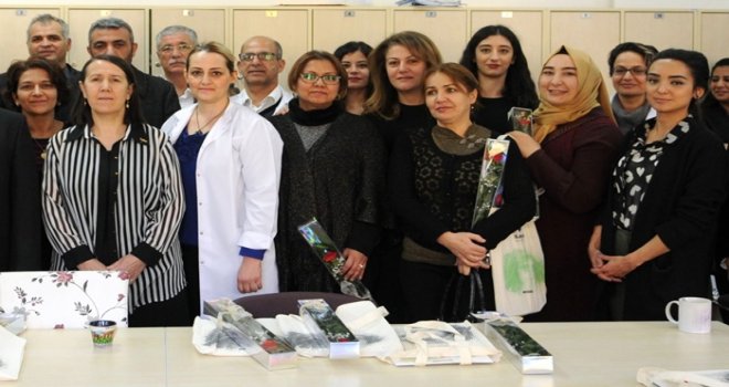 Sanko Üniversitesi'nden öğretmenlere karanfilli kutlama