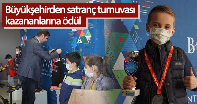 Satranç turnuvasında dereceye girenler için ödül töreni düzenlendi