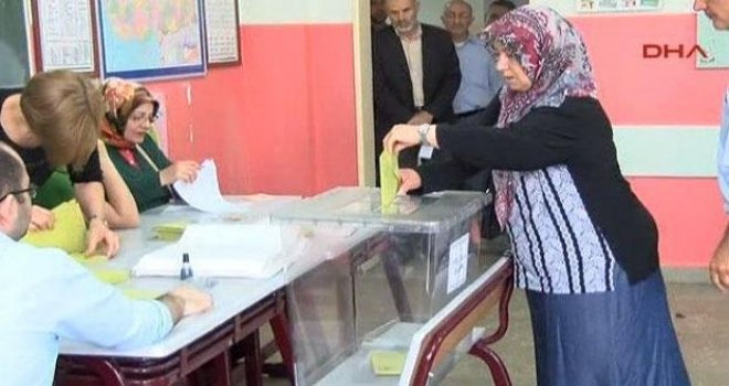 Seçmen sandık başında; oy verme işlemi başladı