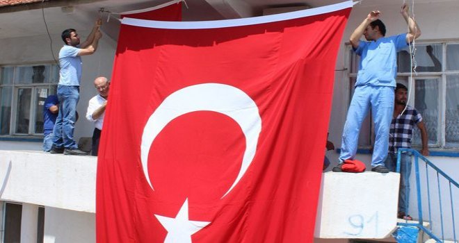 ŞEHİT EVİNE TÜRK BAYRAĞINI ÇOK GÖRDÜLER
