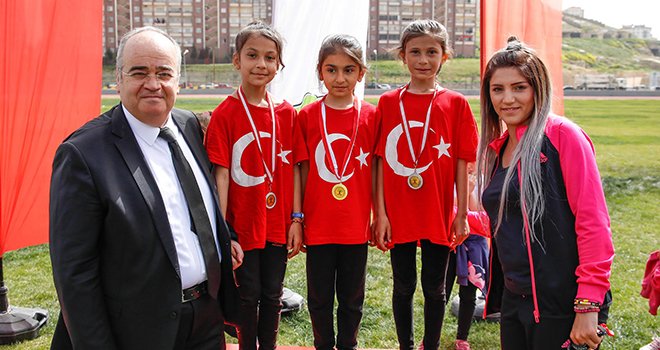 Şehitkamil destek verdi minik atletler piste çıktı