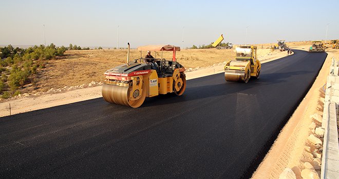 Beykent'te yeni açılan yollar asfaltlanıyor