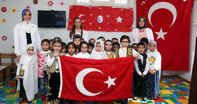 Şehitkamilli Minikler İstiklal Marşı’nın Kabulünü Kutladı