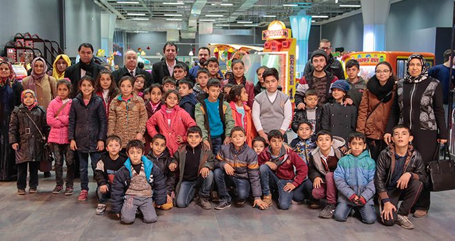 Şehitkamilli yetimler doyasıya eğlendiler 