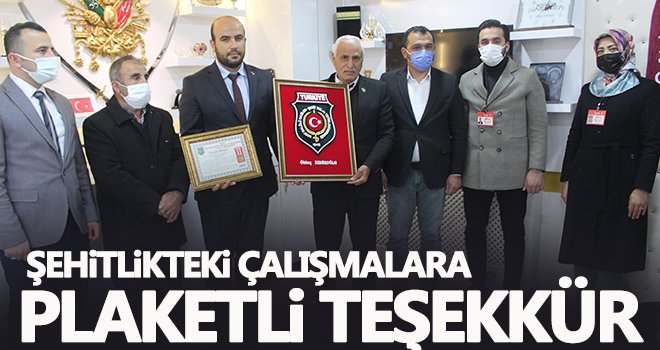 Şehitlikteki çalışmalara plaketli teşekkür